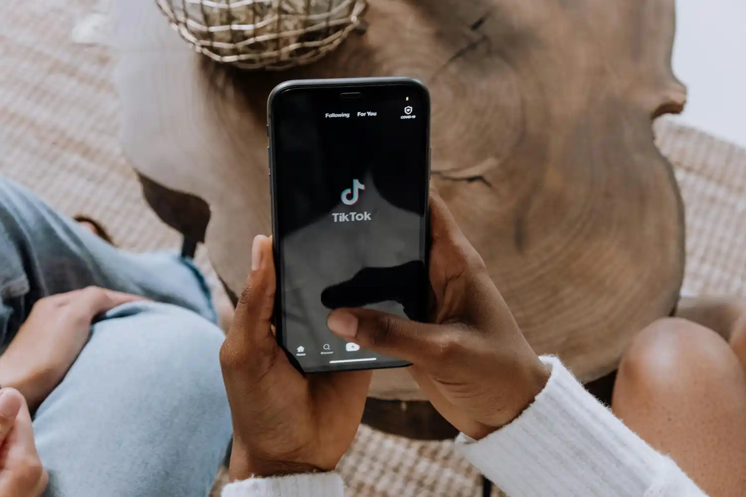 Trump Assembles Billionaire Group to Buy TikTok